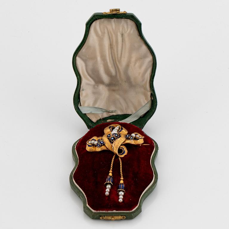 An 18K gold G Möllenborg brooch partly enamelled and set with pearls.