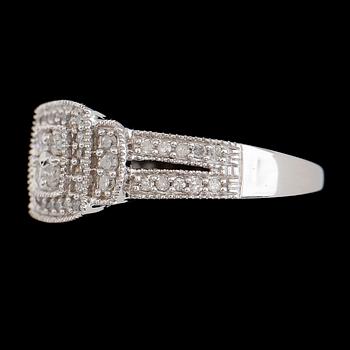 RING, 10 k vitguld, diamanter tot ca 0.50 ct. Vikt ca 3,4 g.