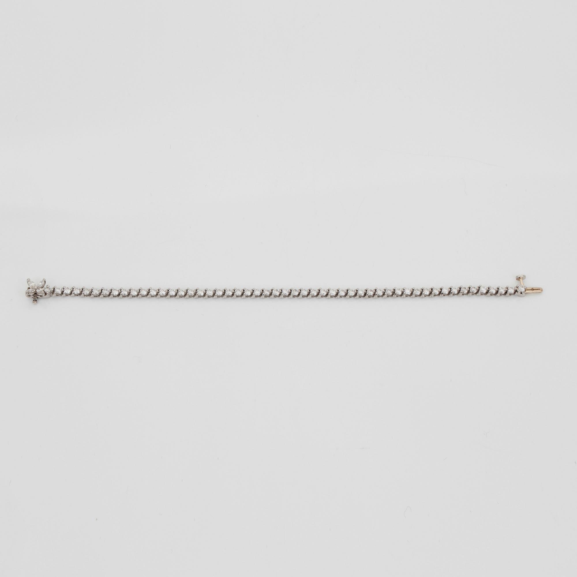 ARMBAND, Tiffany & Co, med briljant-och navetteslipade diamanter, cirka 3.40 ct.