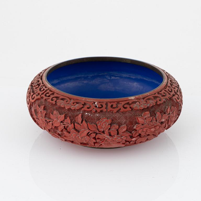 Urnor med lock, ett par, bokstöd, ett par samt vas och skål, lack, Kina, 1900-talets senare del.