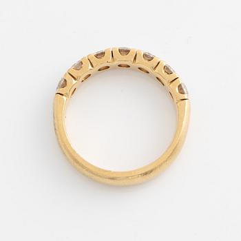 Alliance ring in 18K gold with round brilliant-cut diamonds.
