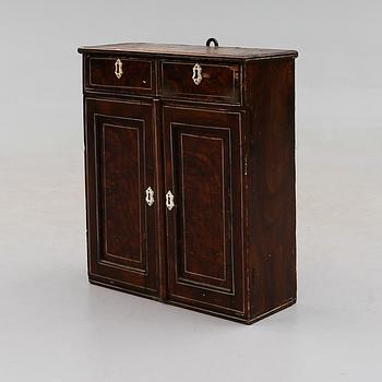 HÄNGSKÅP, 1800-talets andra hälft.