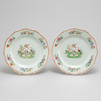 A pair of famolle rose export plates, Qing dynasty, Qianlong (1736-95).