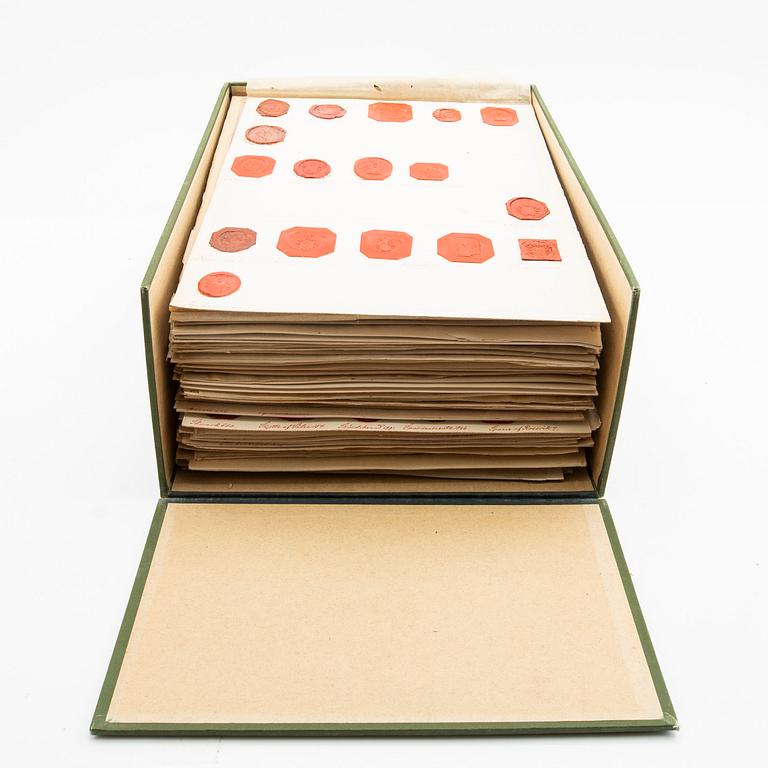 Större samling lacksigill, samt några oblater m m, 1700 - 1800-tal.