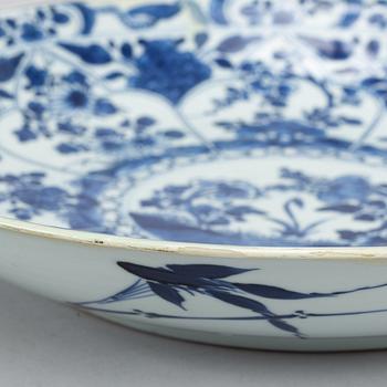 A blue and white dish, Qing dynasty, Kangxi (1662-1722).