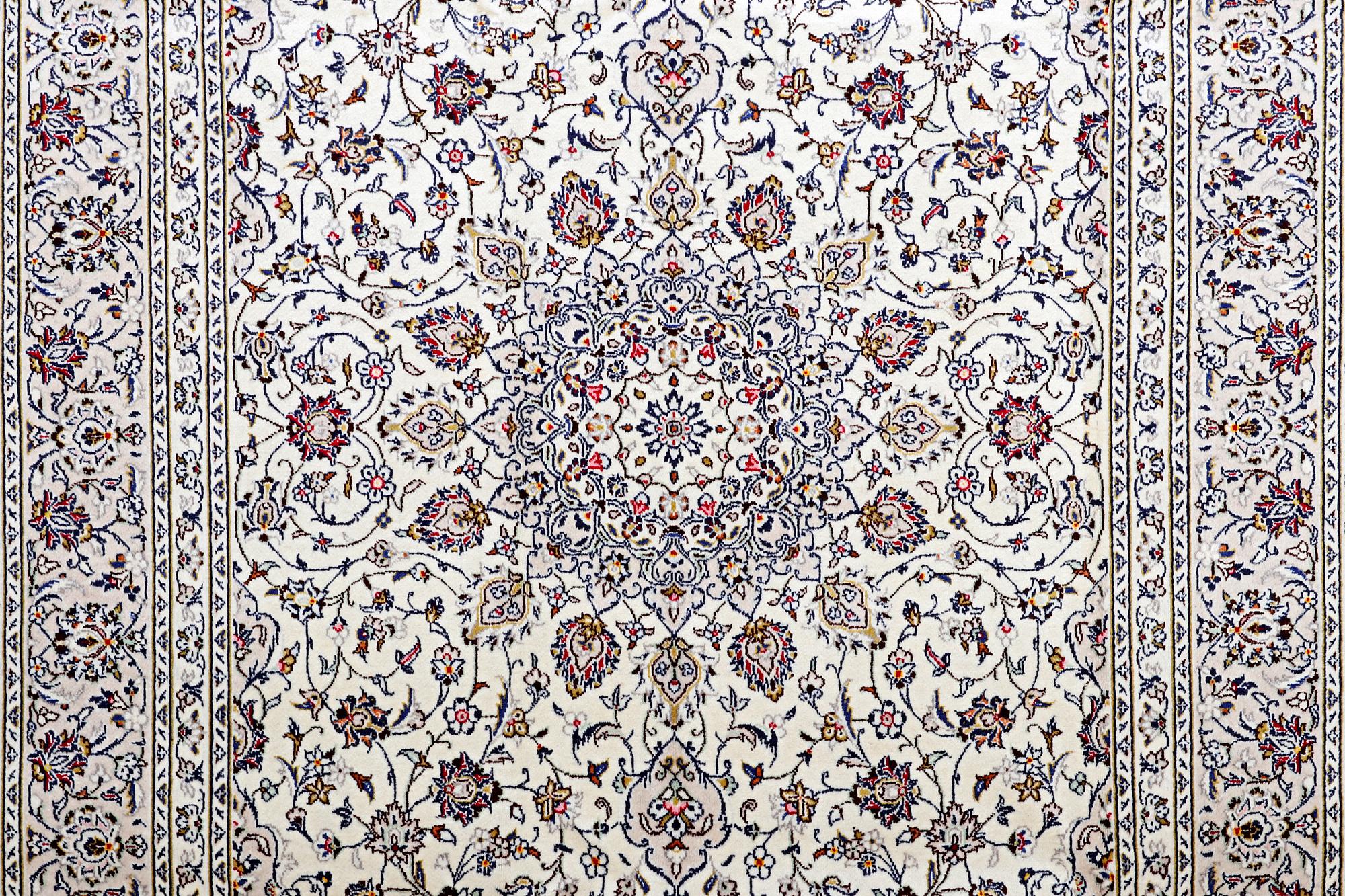 A carpet, Kashan, ca 312 x 200 cm.