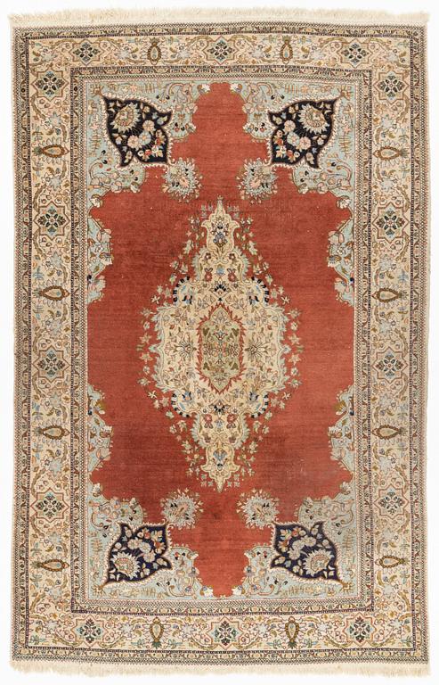 A carpet, Tabriz, ca 300 x 194 cm.