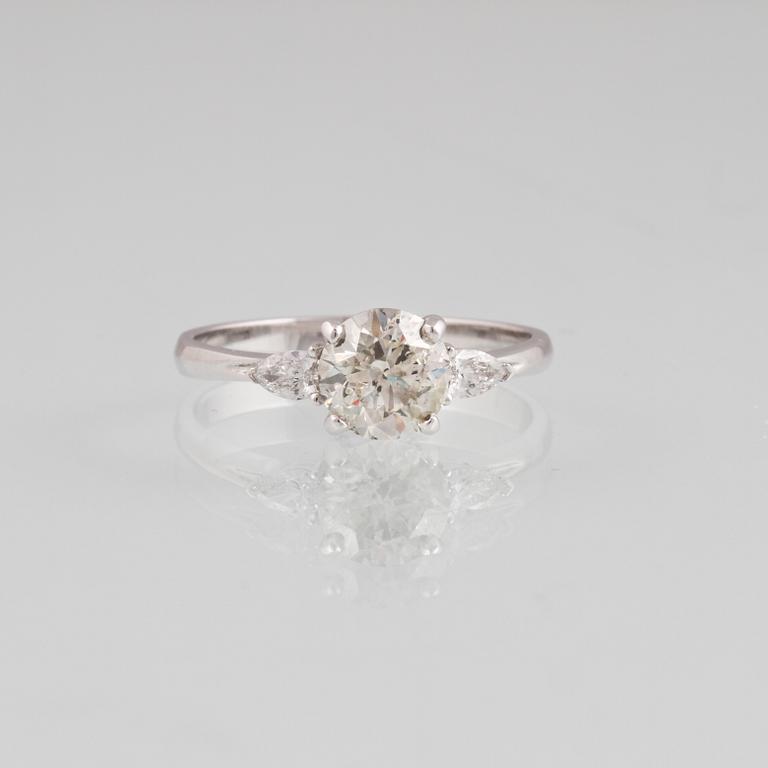 RING, 18K vitguld med briljantslipad diamant ca 1.10 ct samt 2 droppslipade diamanter ca 0.17 ct. Vikt.