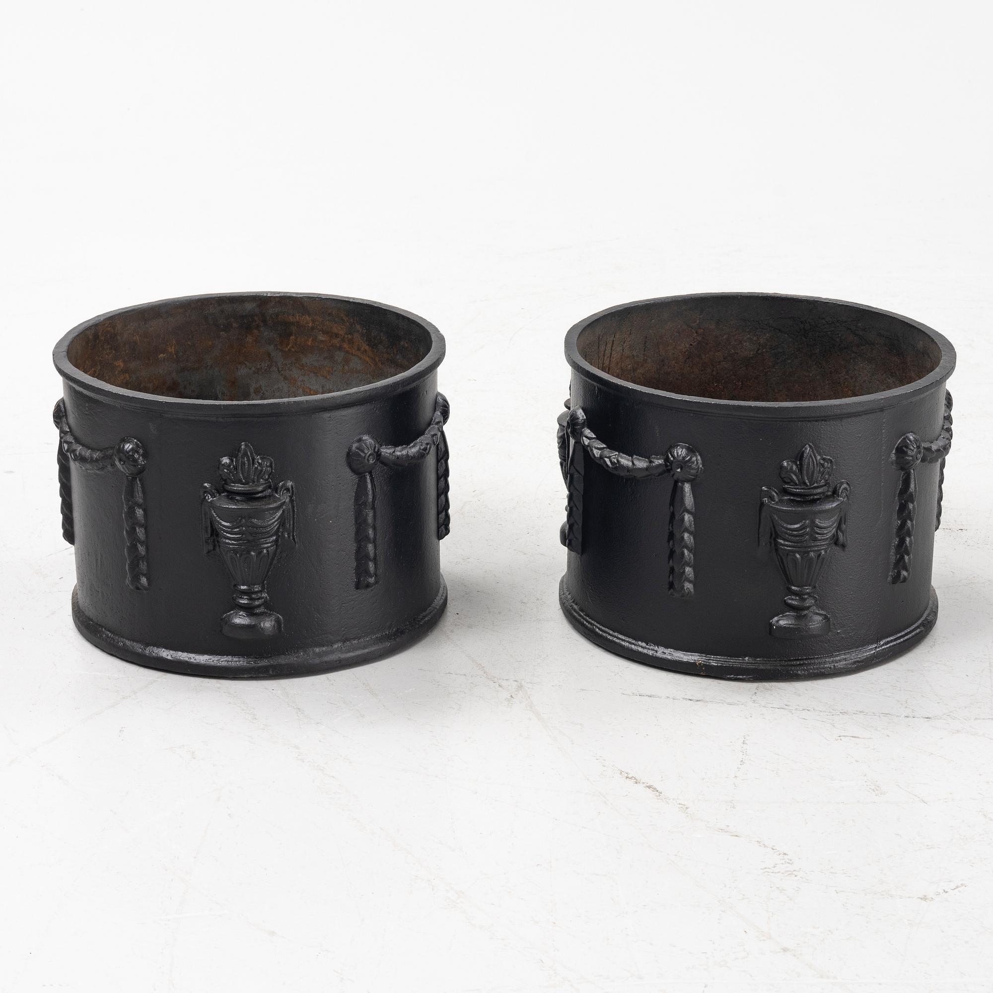 Trädgårdsurnor, ett par, gjutjärn, 1900-talets andra hälft.