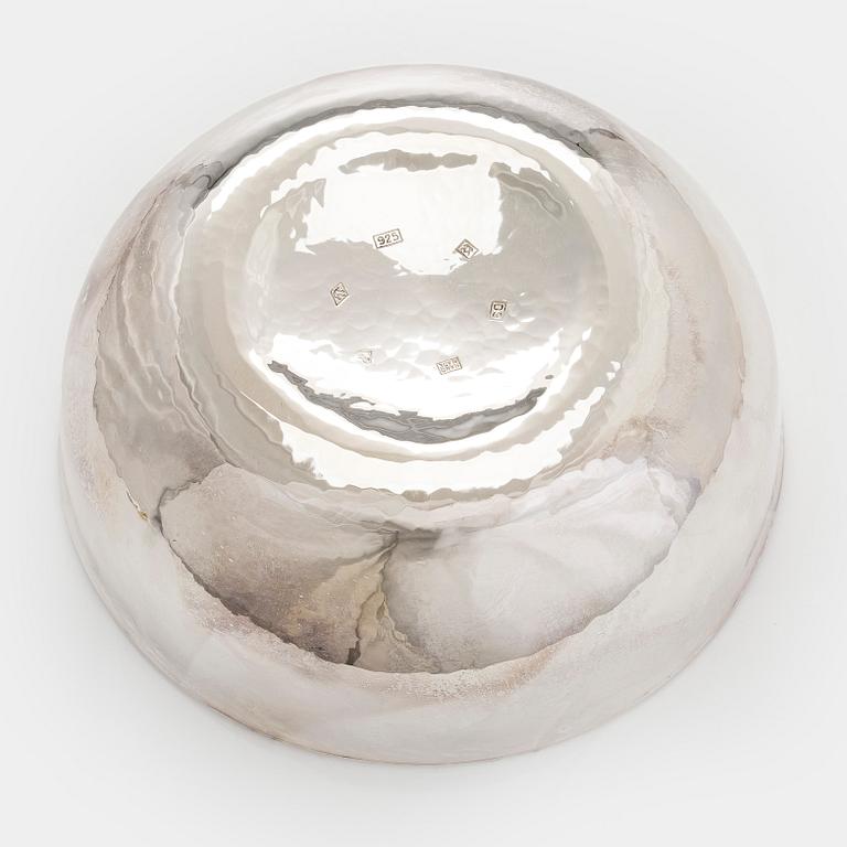 A. Tillander, skål, sterlingsilver och emalj. Helsingfors 2005.