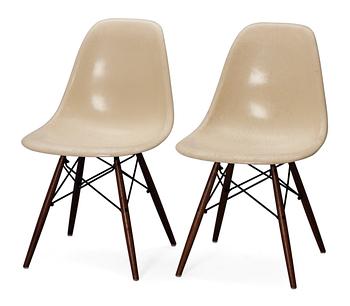 821. STOLAR, ett par, "DSR" design Charles & Ray Eames för Herman Miller, USA.