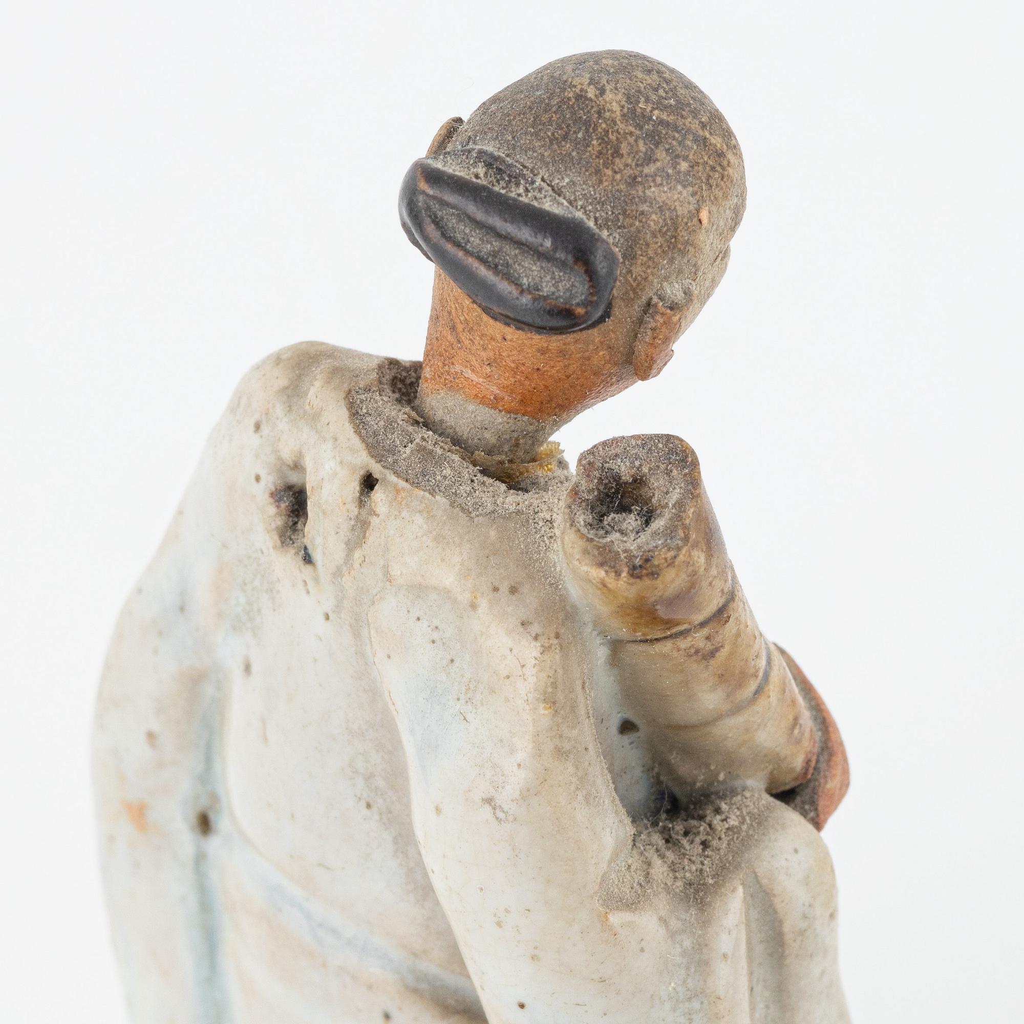 Bärtallrikar, fyra stycken, porslin samt två figuriner. Qing dynastin, 1700-tal respektive 1800-tal.