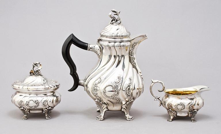 KAFFESERVIS, 3 delar, silver, C G Hallberg, rokokostil, 1951. Ca 1350 g.