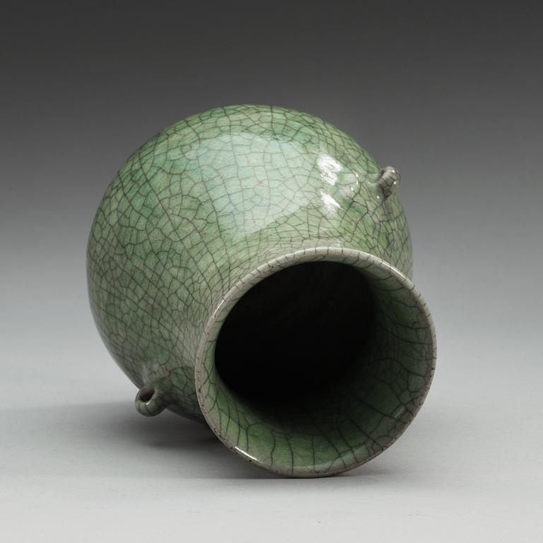 A green Ge-glazed vase, Qing dynasti.