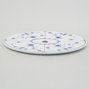 Serveringsfat, två stycken, samt sil till fiskfat, porslin, "Musselmalet", Royal Copenhagen.