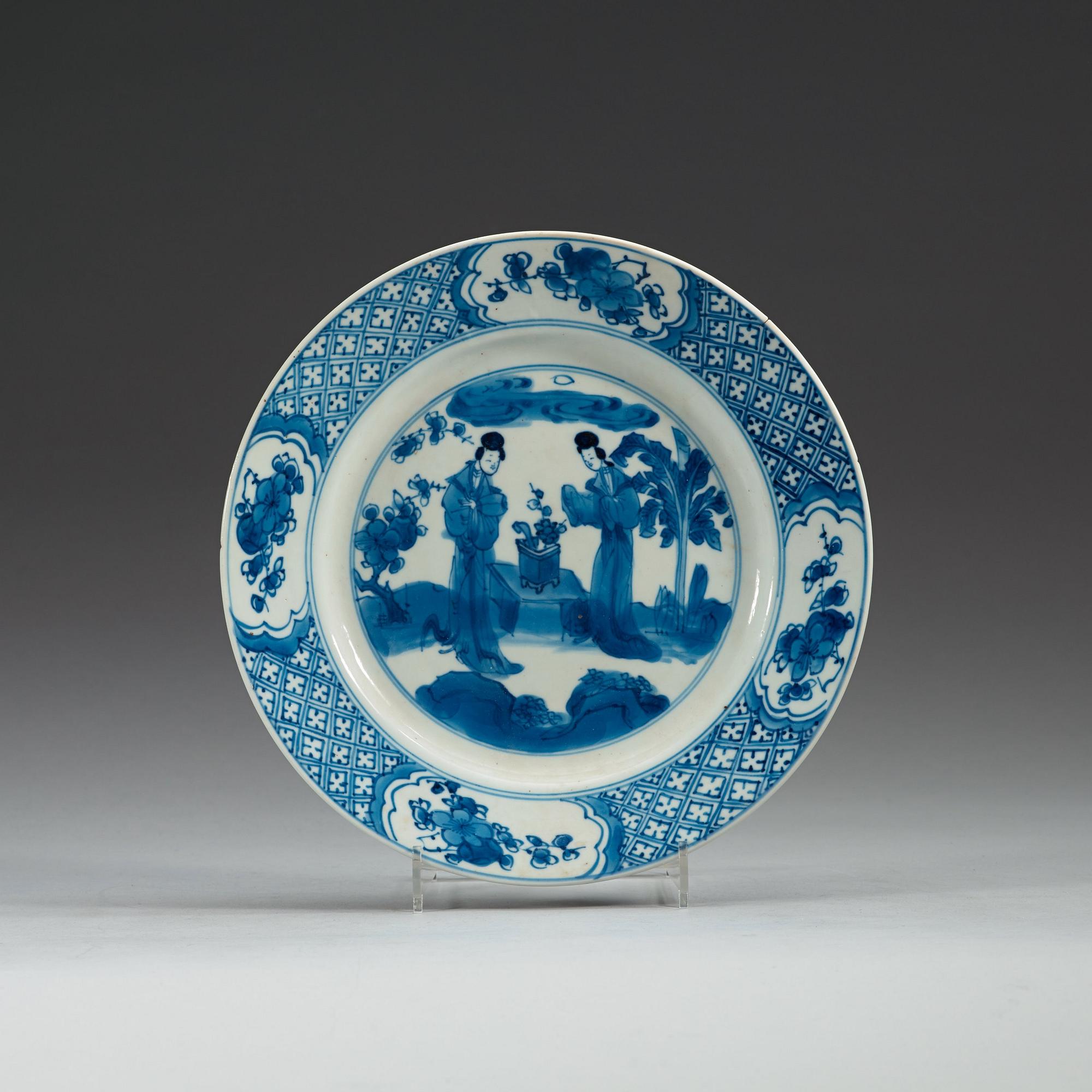 A set of four odd blue and white dinner plates, Qing dynasty, Kangxi (1662-1722), with different six character marks.