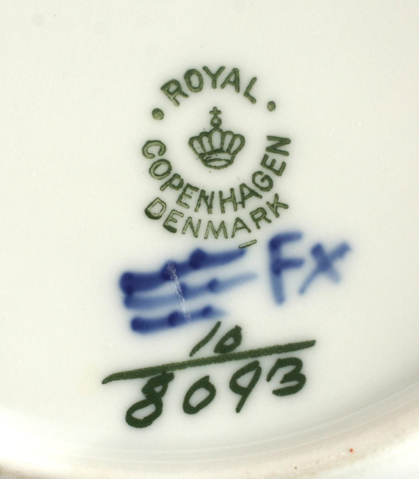 SERVISDELAR, 22 st, porslin, "Blå blomst", Royal Copenhagen.