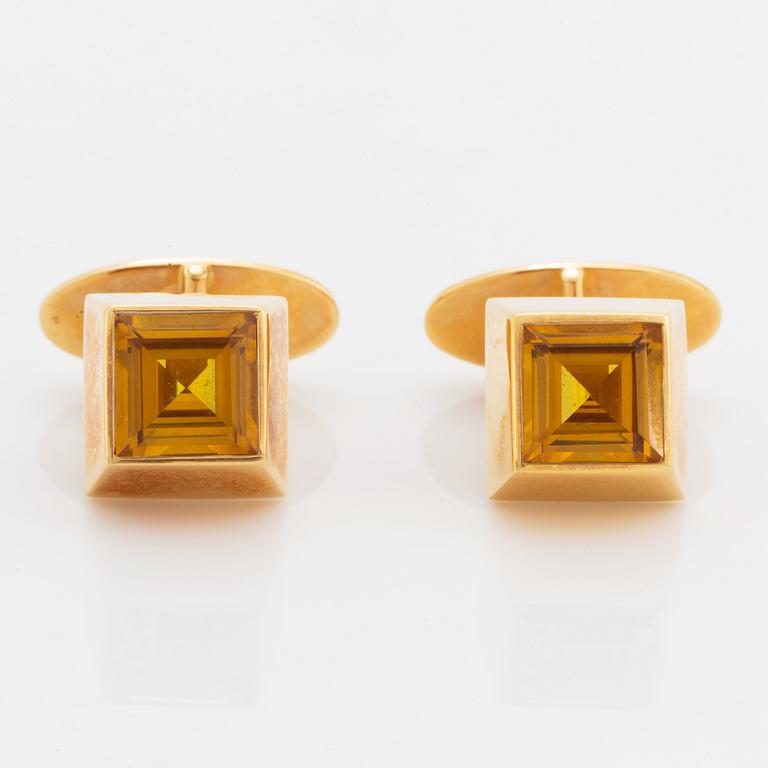 18K gold and synthetic yellow sapphire cufflinks.