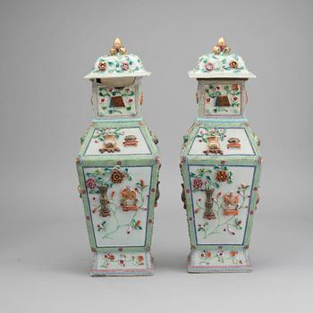 A PAIR OF CHINESE PORCELAIN VASES CA 1900.