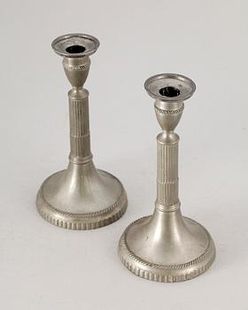 LJUSSTAKAR, ett par, tenn, gustavianska, Carl Gustaf Malmborg, Stockholm (1767-1806).