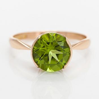 A 14K gold ring with peridot. Finnish hallmarks.
