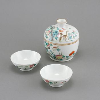 SKÅLAR,ett par, samt BURK MED LOCK, porslin, Kina, 1900-tal.
