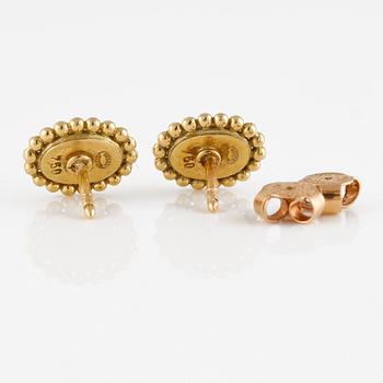 ÖRHÄNGEN, 18K guld med cabochonslipade månstenar. Vikt 3,0 gram.