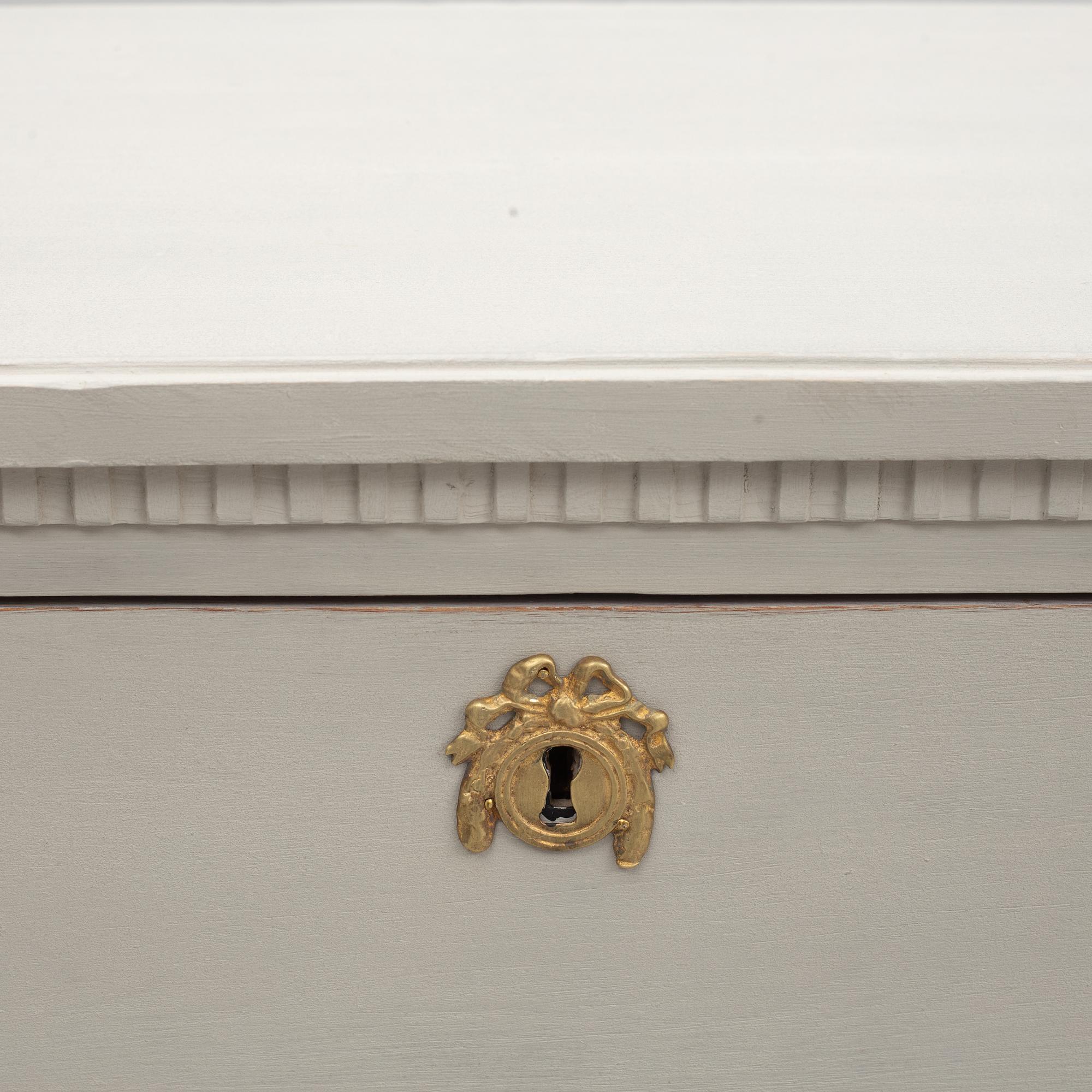 Chest of drawers, Gustavian style, 20th century.