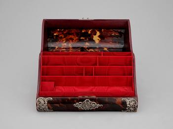 BORDSUPPSÄTTNING, 5 delar. Sköldpadd och silver. London, England, 1901.