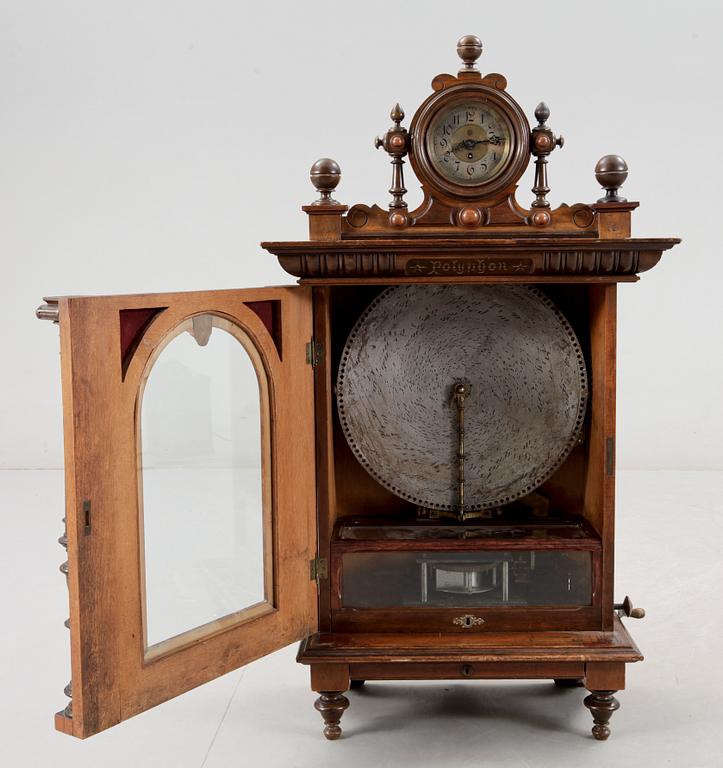 POLYPHON MUSIKAUTOMAT, med klocka, nyrenässans, omkring 1900.
