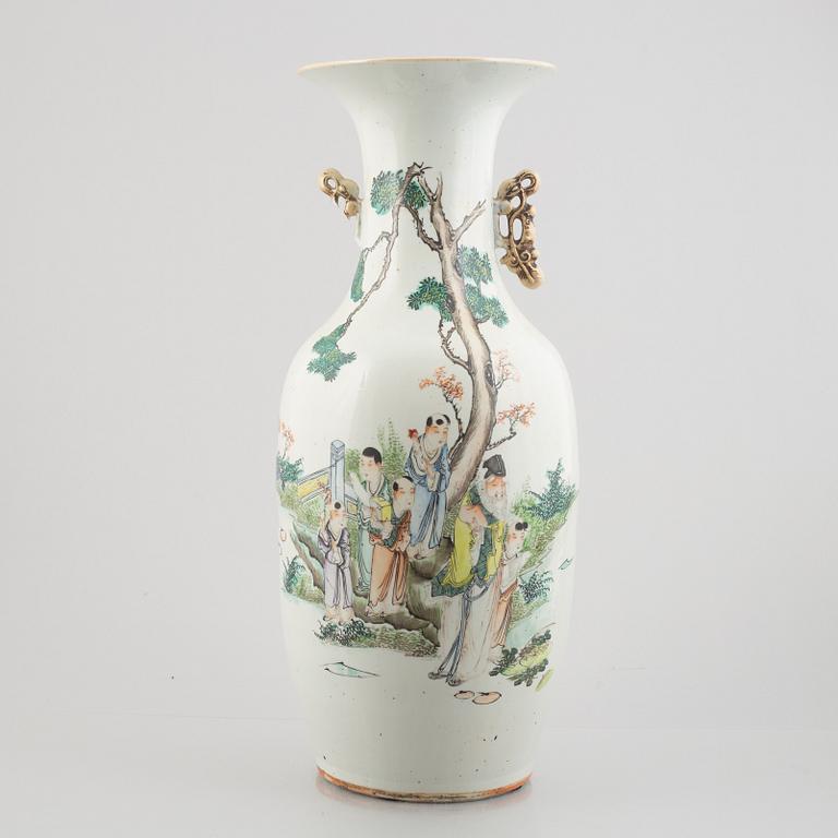 A porcelain floor vase, China, 20th century.