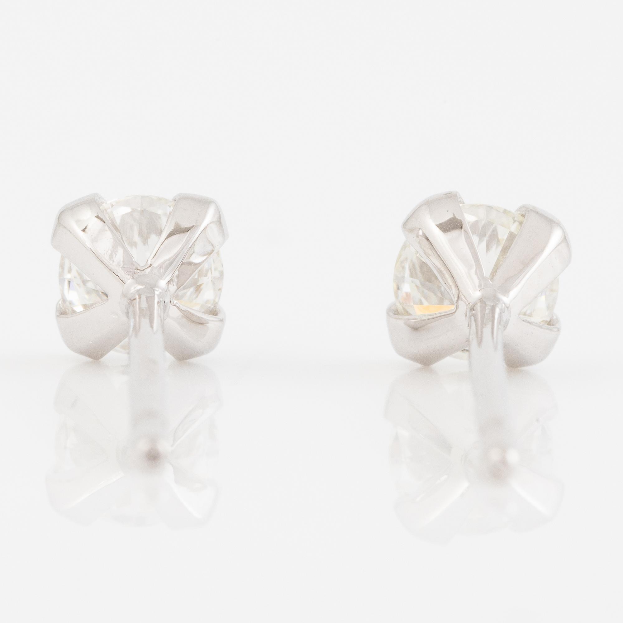 Earrings 18K white gold set with brilliant-cut diamonds, accompanied by GIA dossier.