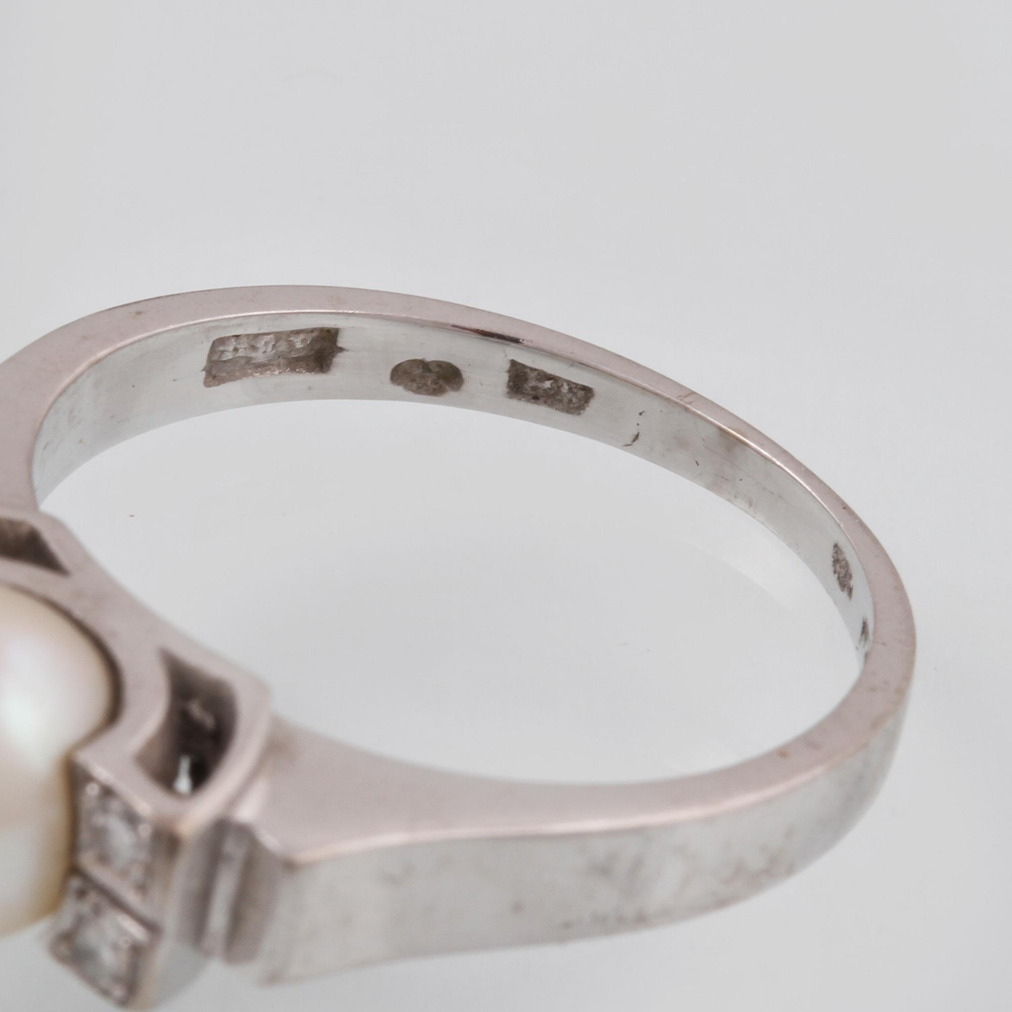 RING, 18K vitgukd med odlad pärla samt 4 åttkantslipade diamanter. Vikt 5,2 gram.