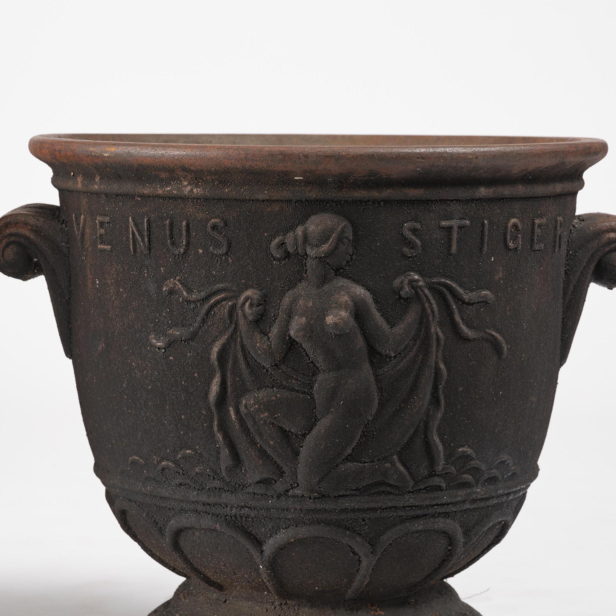 Ivar Johnsson, trädgårdsurnor, ett par, "Venus", Näfveqvarns bruk, Swedish Grace.