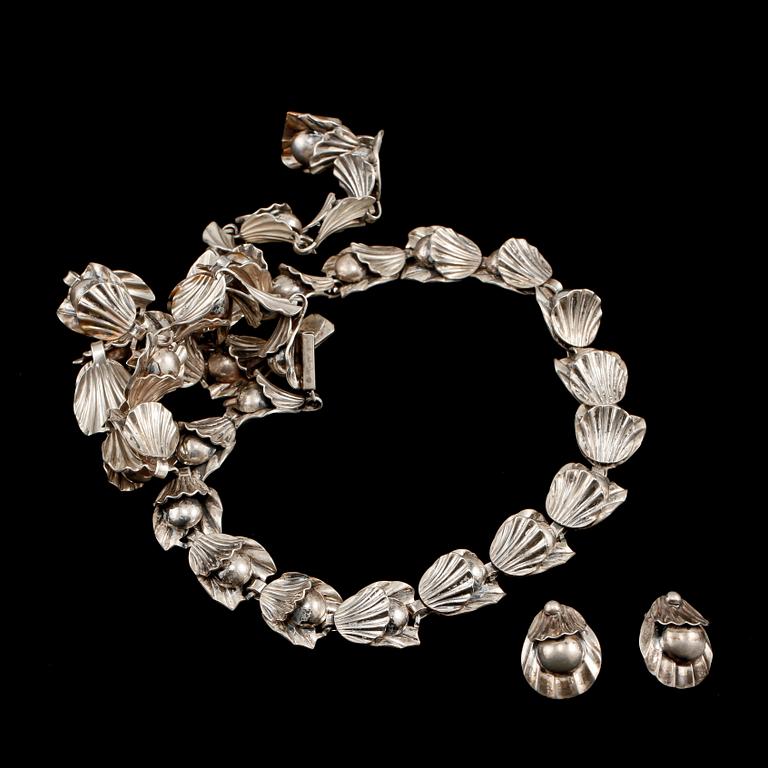 ÖRHÄNGEN SAMT COLLIER, silver, Herman Siersbol, Kastrup, Danmark, 1900-talets andra hälft. Vikt 70 g.