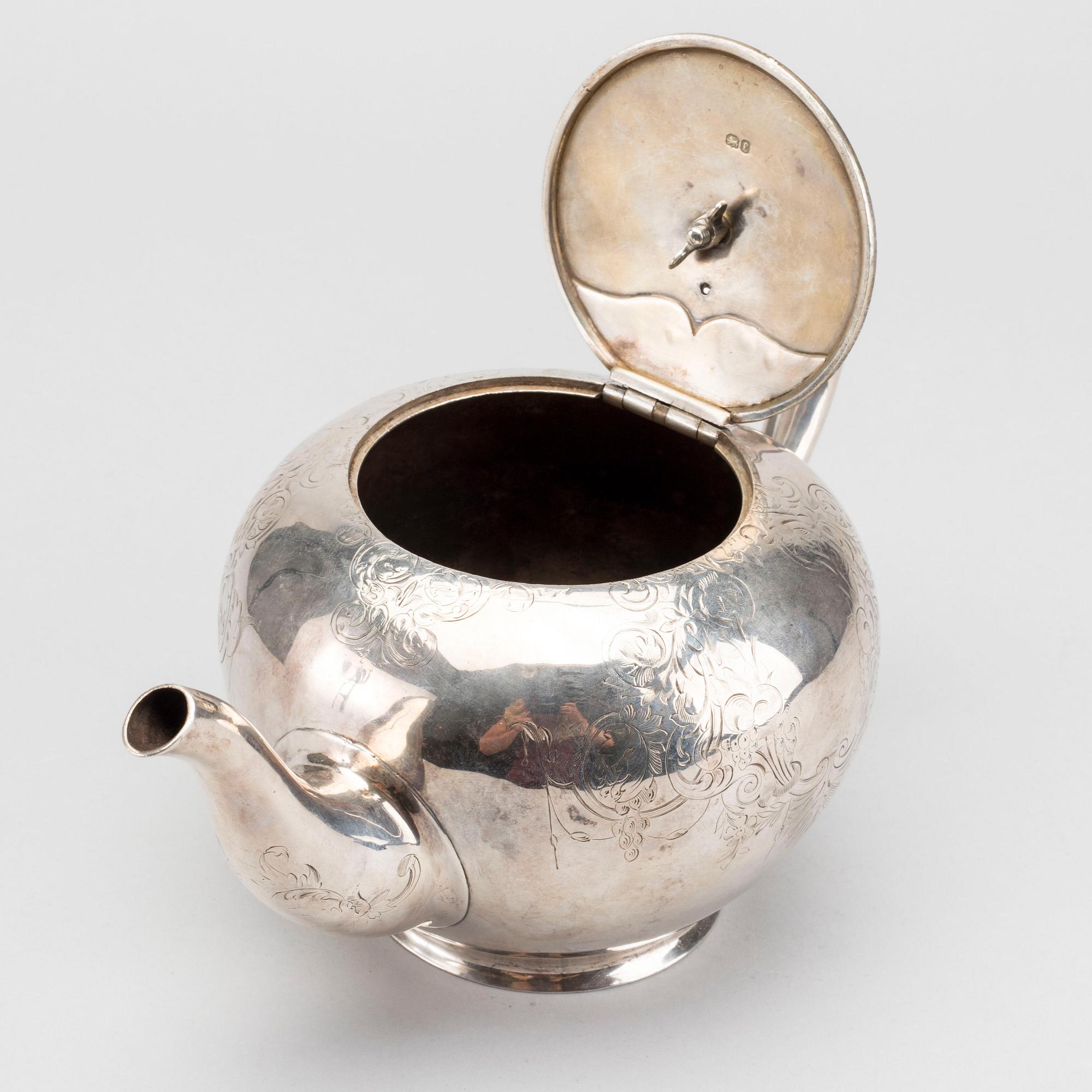 A SILVER TEAPOT LAMBERT COVENTRY St. 1860-1- London.