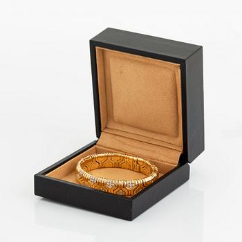 An 18K gold Bulgari bracelet set with round brilliant-cut diamonds.