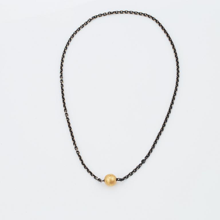 An Ole Lynggaardoxiderat silver necklace, clasp 18K gold. Weight 11,9 gram.