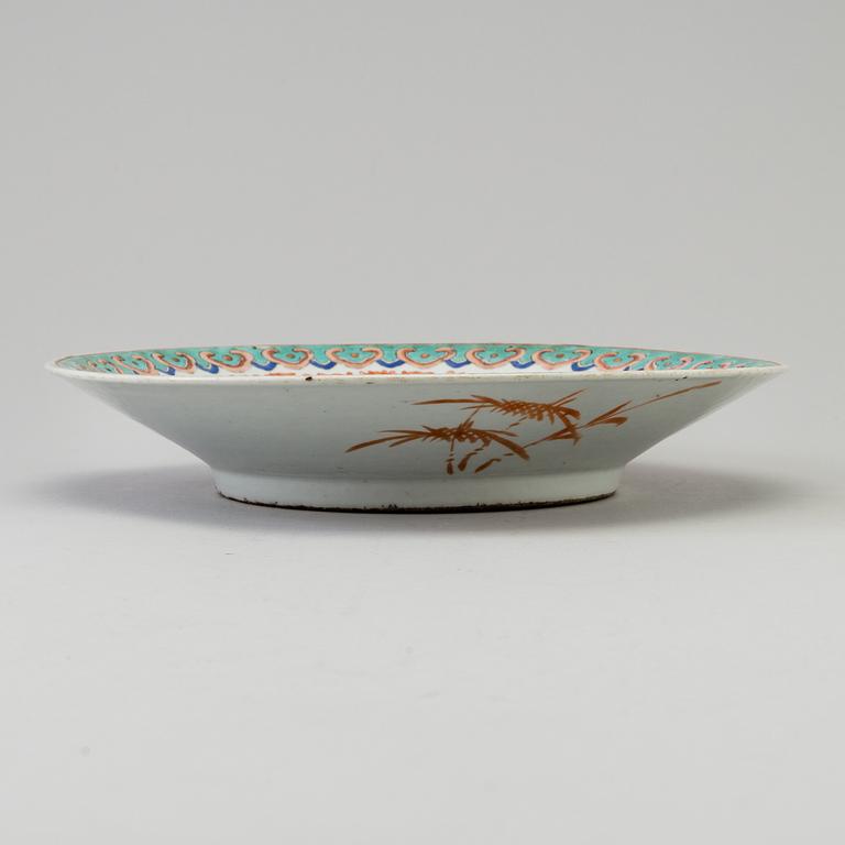 A famille rose porcelain dish, Qing dynasty, late 19th/early 20th century.