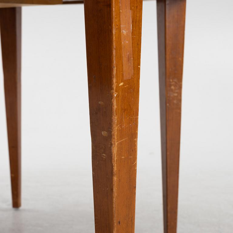 A mahogany-veneered dining table, first half of the 20th century.