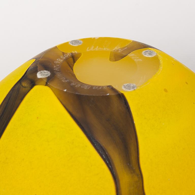 Ulrica Hydman-Vallien, a glass bowl, Kosta Boda.