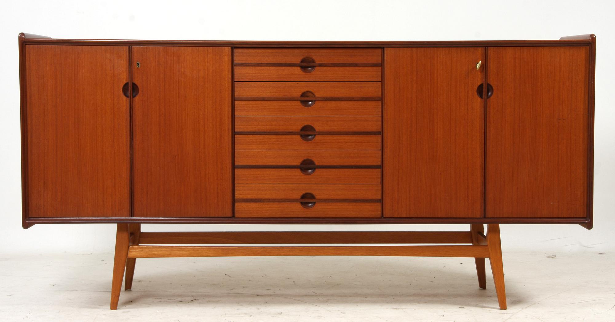 SIDEBOARD, 1900-talets tredje kvartal.