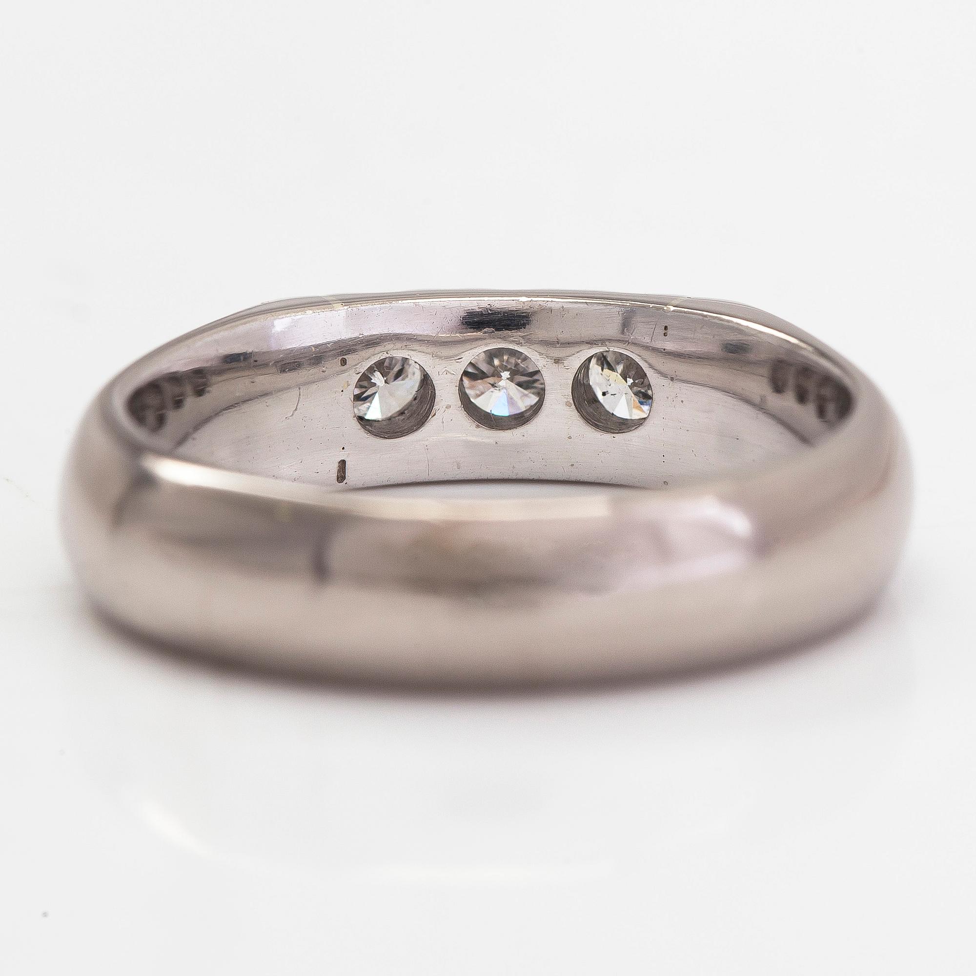 An 18K white gold ring with brilliant-cut diamonds approx. 0.30 ct in total. Finnish hallmarks, 2001.