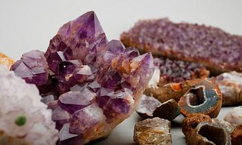 SAMLING, stenar bla råametister.