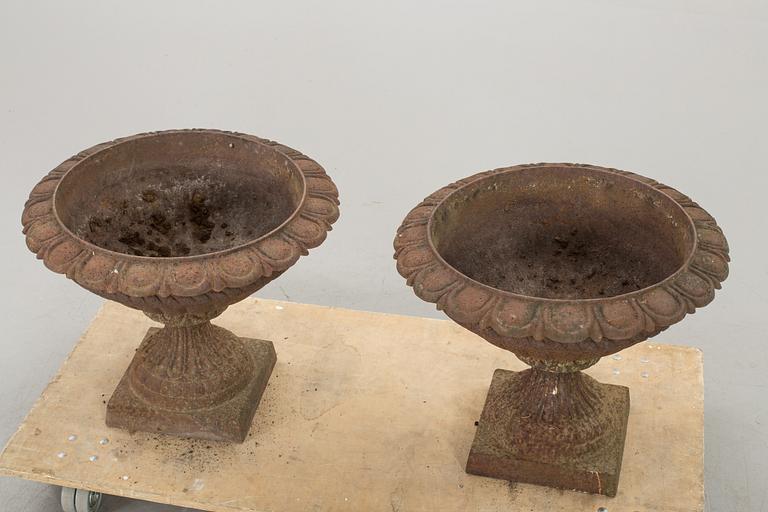 TRÄDGÅRDSURNOR, ett par,gjutjärn, 1900-talets första hälft.