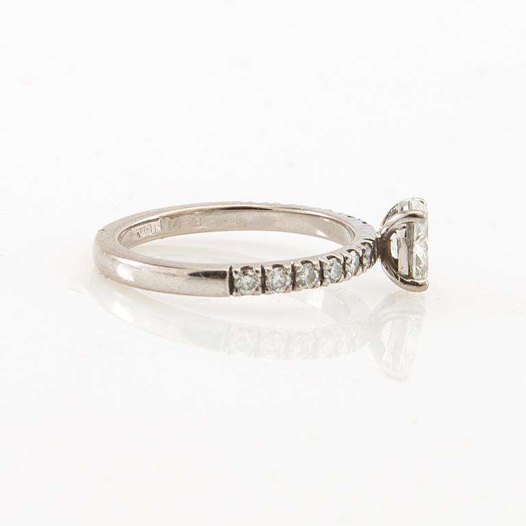 Ring, Patrik af Forselles, med ovalslipad diamant ca 0.57 ct.