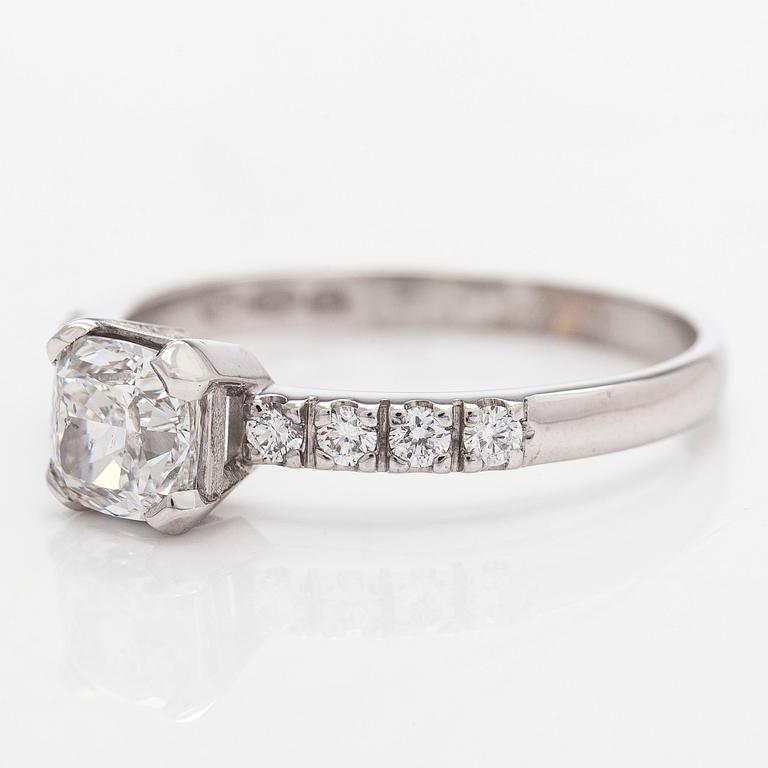 A 14K white gold ring with a cushion-cut modified diamond and brilliant-cut diamonds.