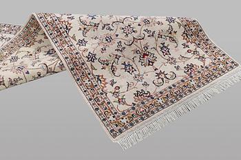 A runner carpet, Kashan, ca 380 x 86 cm.