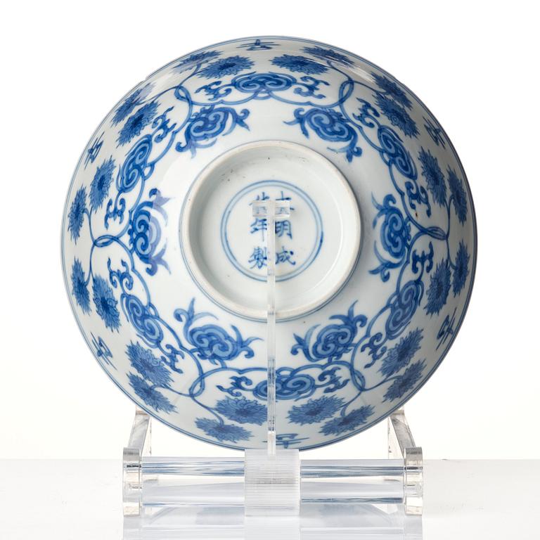 Skål, porslin. Qingdynastin, 1600-tal med Chenghuas märke.