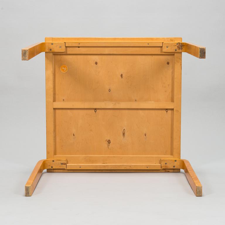 Alvar Aalto, a mid-20th century '85' table and four '60' stools for O.Y. Huonekalu-ja Rakennustyötehdas A.B.